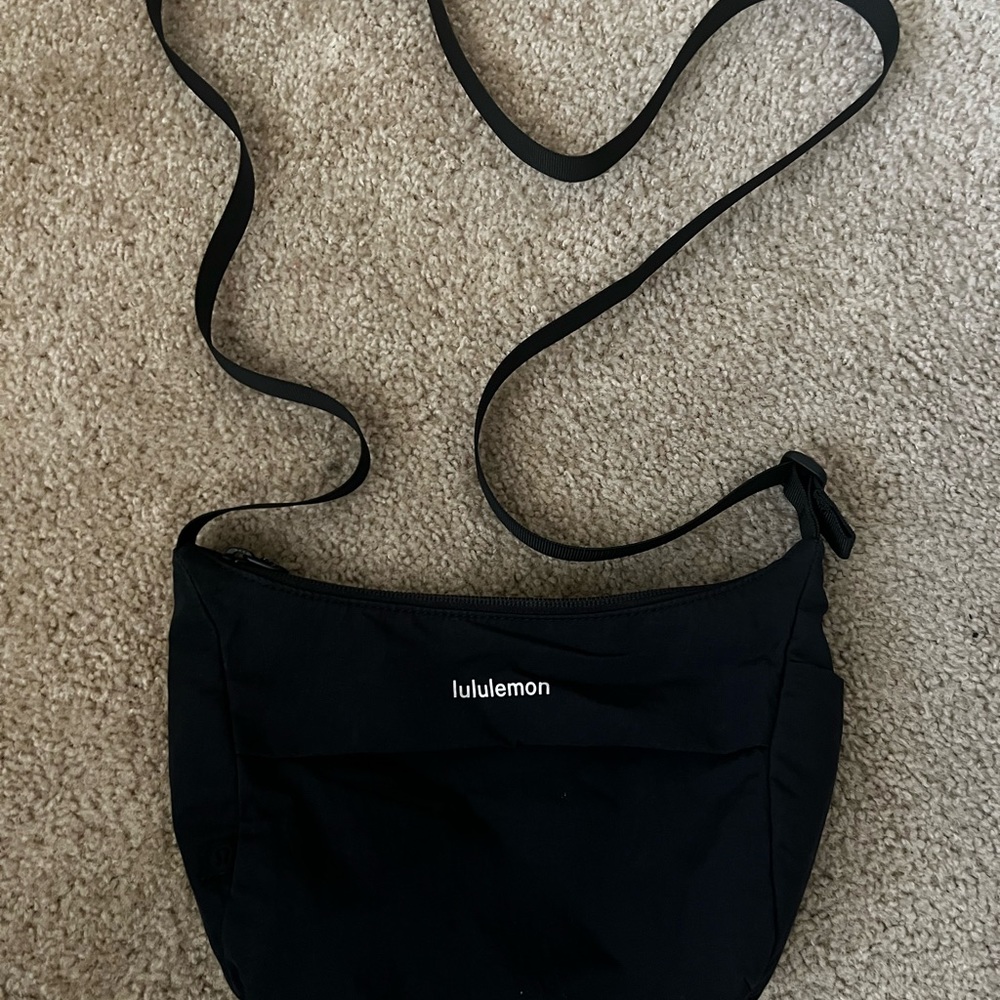 Lululemon crossbody bag in black
